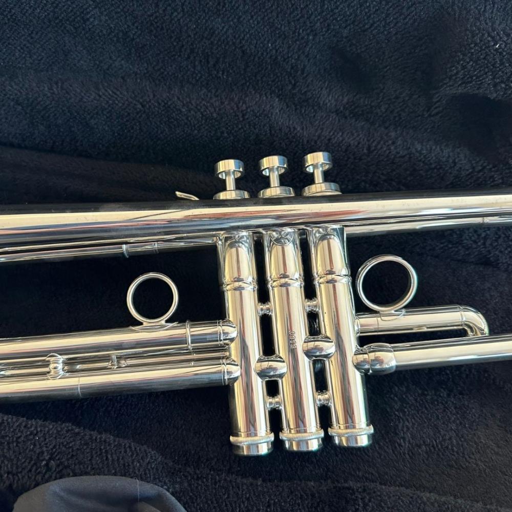 Bb Trompete Le Monde Satellite Pro Reversed versilbert in Klarlack-Finish auf schwarzem Hintergrund